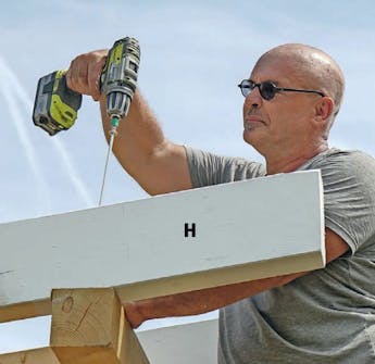Isolert anneks: Sperrene til isolert anneks festes til toppsvillene Isolert anneks: Sperrene til isolert anneks festes til toppsvillene med lange skruer